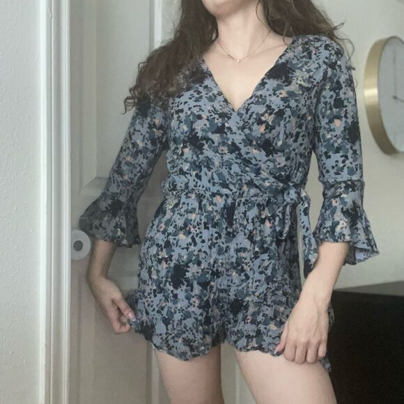 Free People All the Right Ruffles‎ Romper Size Large - Picture 2 of 7